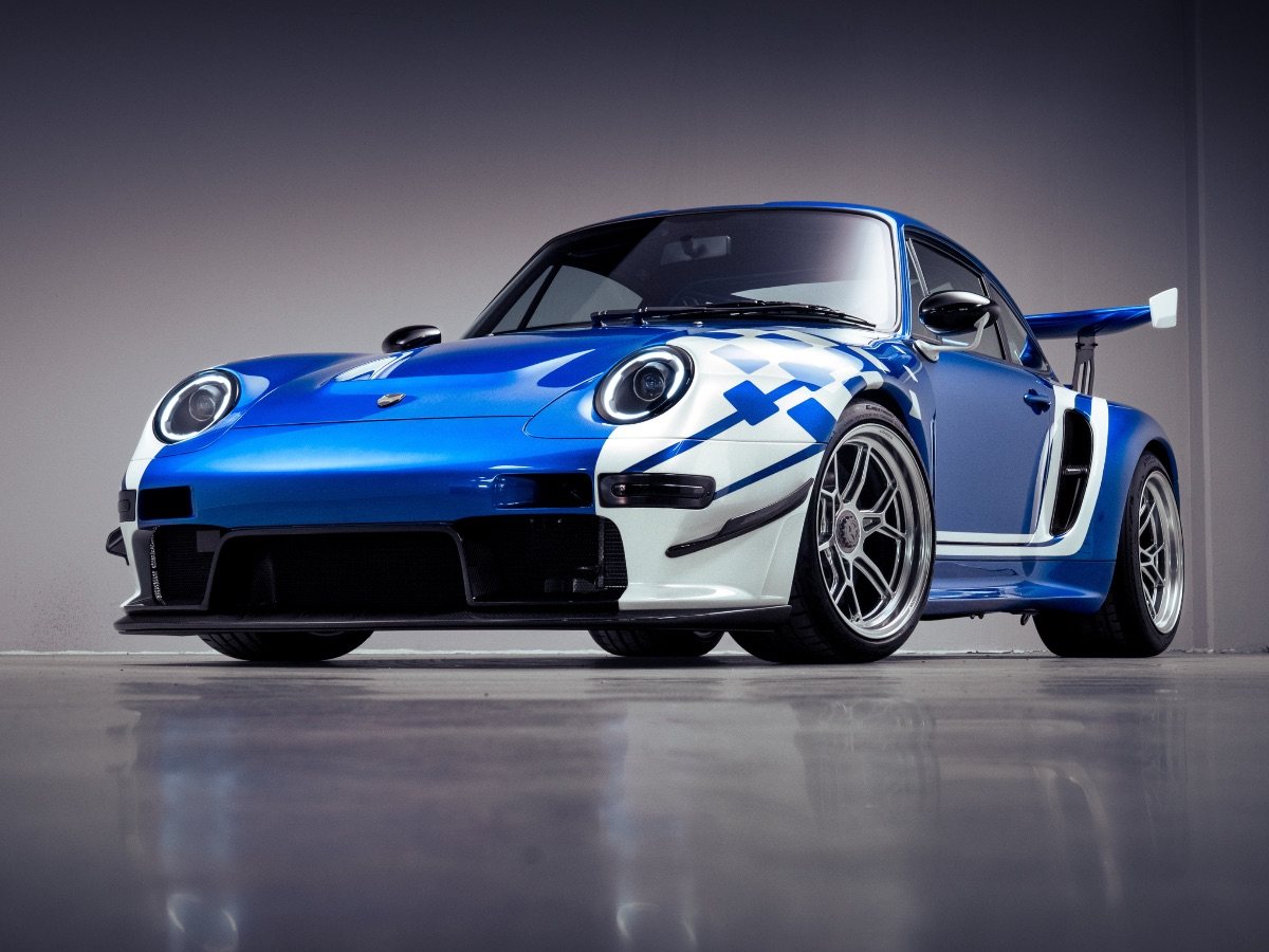 The Gunther Werks Brundle Edition Turbo, limited to five examples, in its two-tone pearl livery inspired by Martin Brundle's racing helmet.